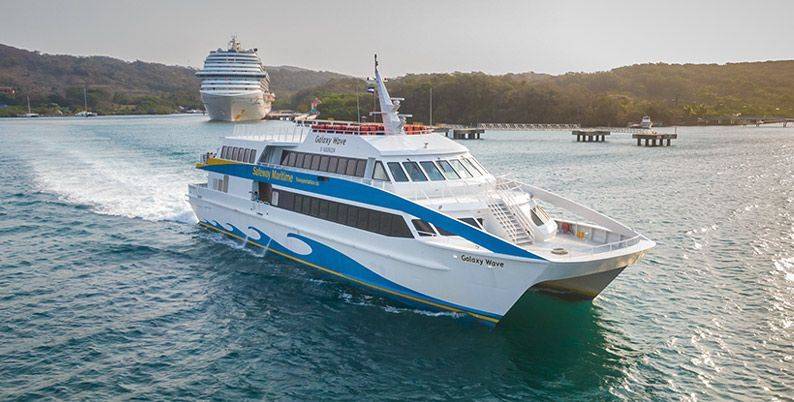 Passenger ferry crossing to Roatán island